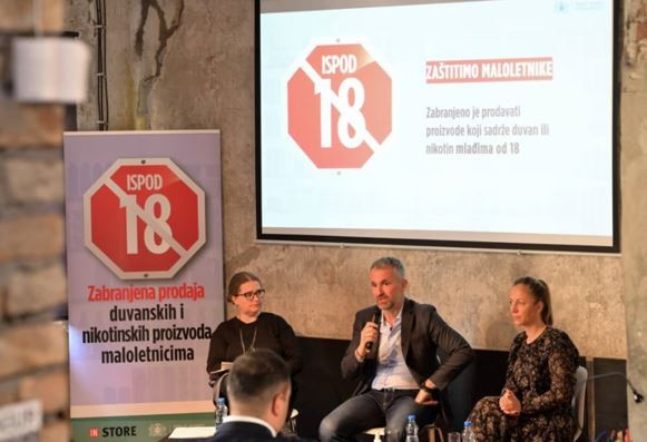 PMI Sırbistan ve Karadağ Ticari Operasyonlar Direktörü Sayın Radmilo Vlačić, gençlerin tütüne erişimini güçlendirmeye yönelik tedbirler hakkında bilgi veriyor. (Kaynak: PMI) thuoc-la-2.jpg