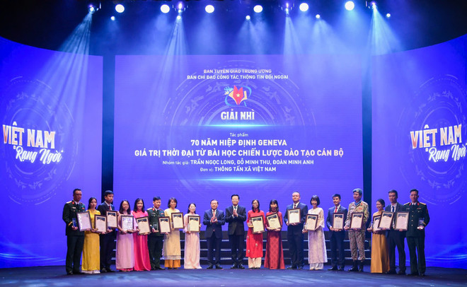 Nhà báo Đỗ Minh Thu (thứ tư từ trái sang) đại diện nhóm tác giả của Báo Điện tử VietnamPlus nhận Giải thưởng Toàn quốc về Thông tin Đối ngoại lần thứ X. (Ảnh: Hoài Nam/Vietnam+) bao-chi-doi-ngoai.jpg