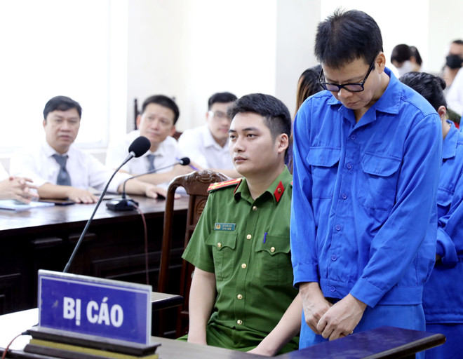 Bị cáo Đồng Xuân Thụ, nguyên Tổng biên tập Tạp chí Môi trường và Đô thị Việt Nam, tại phiên tòa. (Ảnh: Thế Duyệt/TTXVN) nha-bao-2.jpg