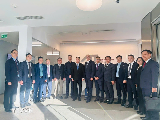 Thứ trưởng Lê Quốc Hùng và đoàn công tác thăm và làm việc với Viện Công nghệ Áo (AIT), cơ quan nghiên cứu ứng dụng khoa học công nghệ hàng đầu của Áo. (Nguồn: TTXVN phát) ttxvn-viet-ao-2.jpg