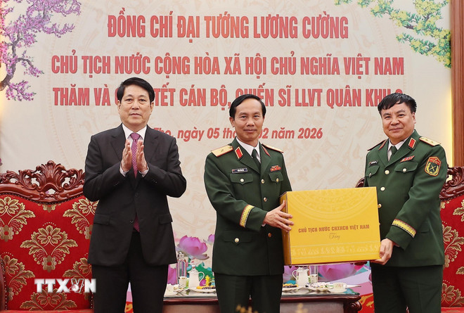 ttxvn-chu-tich-nuoc-tham-chuc-tet-can-bo-chien-si-quan-khu-2-1-resize.jpg