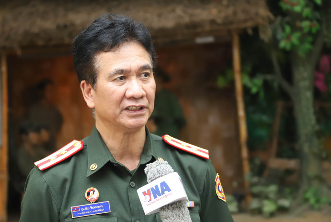លោកវរសេនីយ៍ឯក Houmphanh Chansanga នាយកសារមន្ទីរសម្ព័ន្ធមិត្តឡាវ-វៀតណាម ផ្តល់បទសម្ភាសន៍ដល់អ្នកសារព័ត៌មាន VNA។ (រូបថត៖ Xuan Tu/VNA) bao-tang-2.jpg