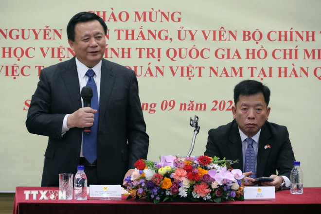 Ông Nguyễn Xuân Thắng phát biểu tại buổi gặp gỡ cán bộ nhân viên Đại sứ quán và các cơ quan đại diện Việt Nam tại Hàn Quốc. (Ảnh: Trường Giang/TTXVN) ttxvn-nguyen-xuan-thang-2-resize.jpg