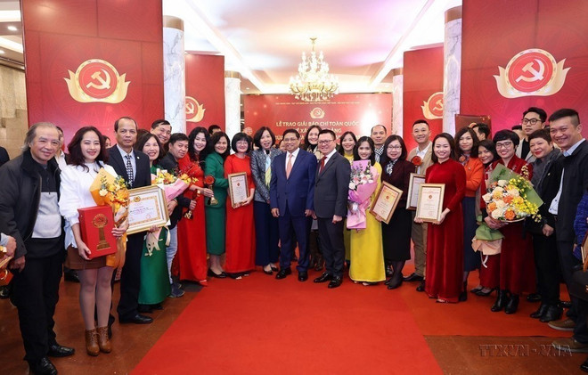 Thủ tướng Phạm Minh Chính với lãnh đạo, cán bộ, phóng viên, biên tập viên và các tác giả đạt Giải Búa liềm Vàng lần thứ VIII của Thông tấn xã Việt Nam. (Ảnh: Dương Giang/TTXVN) bao-chi-2.jpg