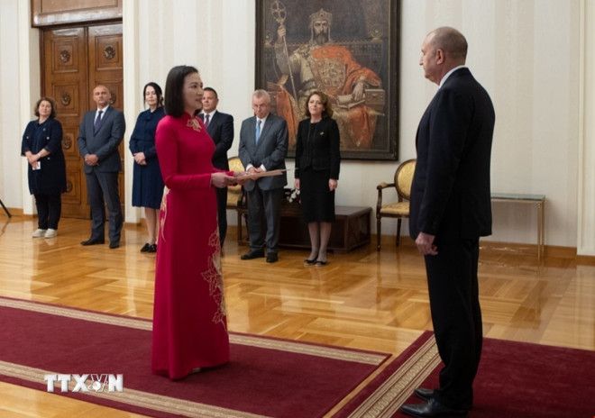 Der vietnamesische Botschafter in Bulgarien überreicht dem bulgarischen Präsidenten Rumen Radev sein Beglaubigungsschreiben. (Foto: Viet Thang/VNA) ttxvn-bulgaria.jpg