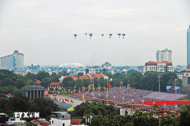 Mở đầu cuộc diễu binh, diễu hành là màn trình diễn của biên đội máy bay trực thăng Mi-171, Mi-17, Mi-8 mang theo cờ Đảng, cờ Tổ quốc bay qua khu vực Quảng trường Ba Đình. (Ảnh: Minh Quyết/TTXVN) ttxvn-may-bay-8.jpg