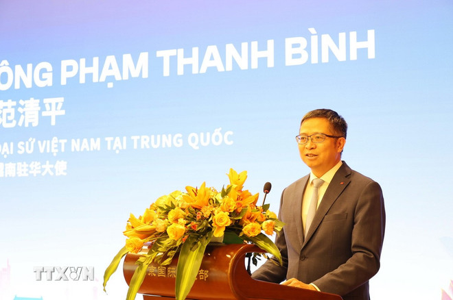 ឯកអគ្គរដ្ឋទូតវៀតណាមប្រចាំនៅចិន លោក Pham Thanh Binh ថ្លែងសុន្ទរកថាបើកវេទិកា។ (រូបថត៖ Cong Tuyen/VNA) ttxvn-pham-thanh-binh-resize.jpg