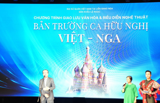 ឯកអគ្គរដ្ឋទូតវៀតណាមប្រចាំនៅរុស្ស៊ី លោក Dang Minh Khoi (ឆ្វេង) ថ្លែងសុន្ទរកថាស្វាគមន៍ក្នុងកម្មវិធី។ (រូបថត៖ Tran Hai/VNA) dai-su-viet-tai-nga-resize.jpg