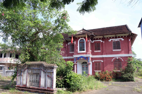 The French architectural structure that used to be the headquarters of An Phu Tan Company on Bui Thi Xuan Street has been abandoned for many years. (Photo: Do Truong/VNA) di-san-hue-4.jpg