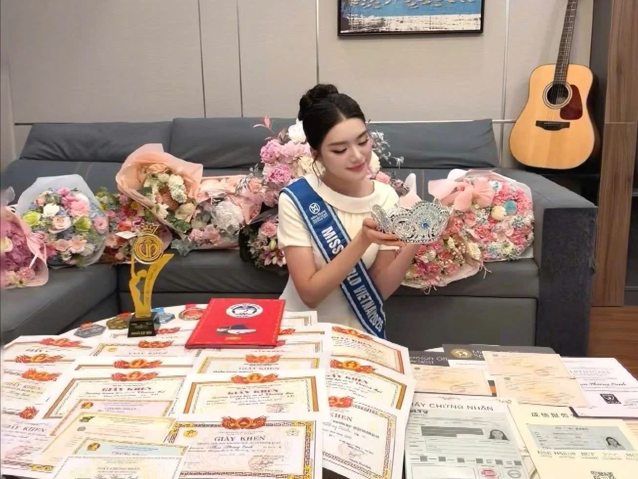Hoa hậu Phương Oanh gây sốt với bộ sưu tập giấy khen 'khủng' ở quê nhà