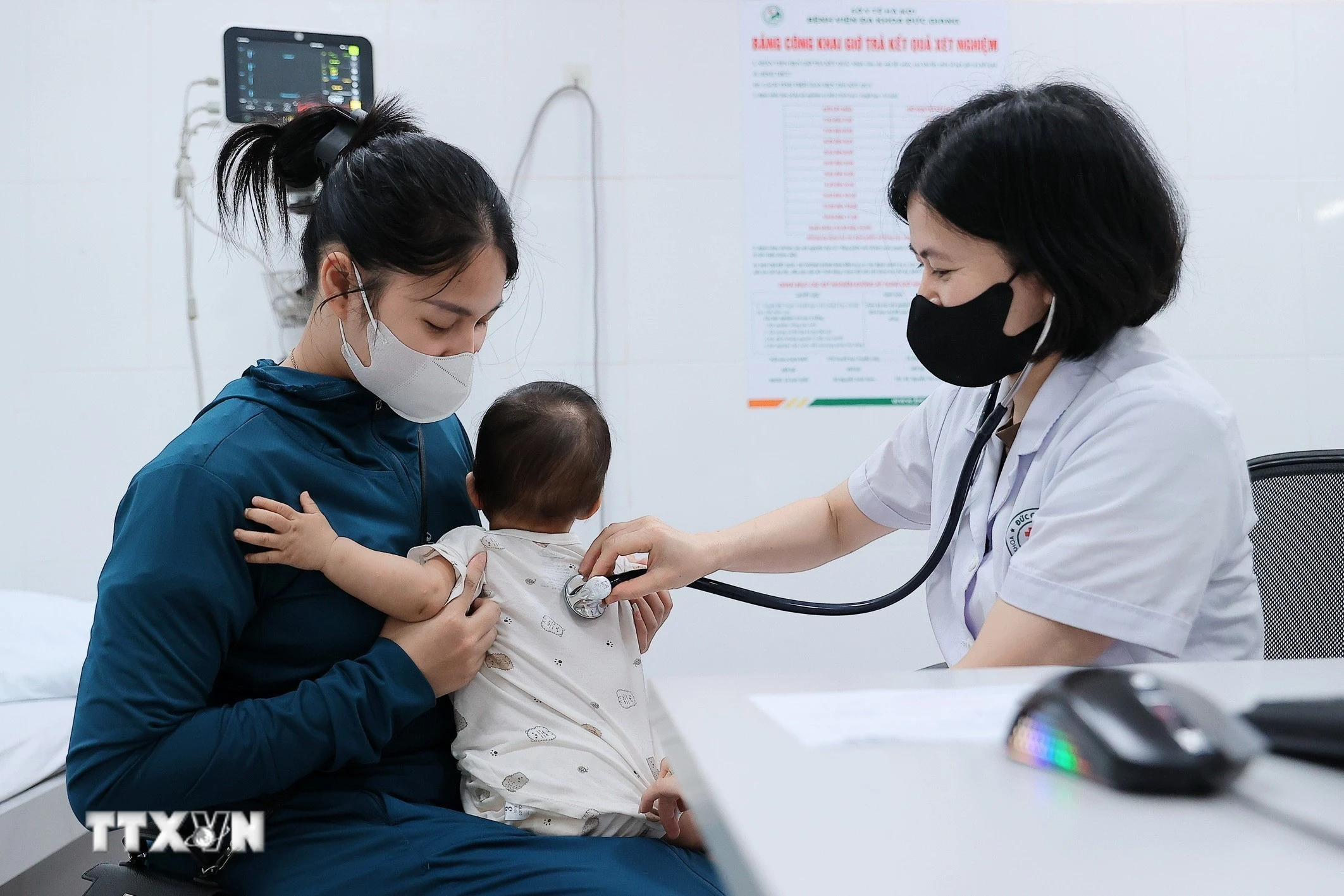 Bộ Y tế cảnh báo thời tiết nóng ẩm tạo điều kiện cho bệnh tay chân miệng lưu hành