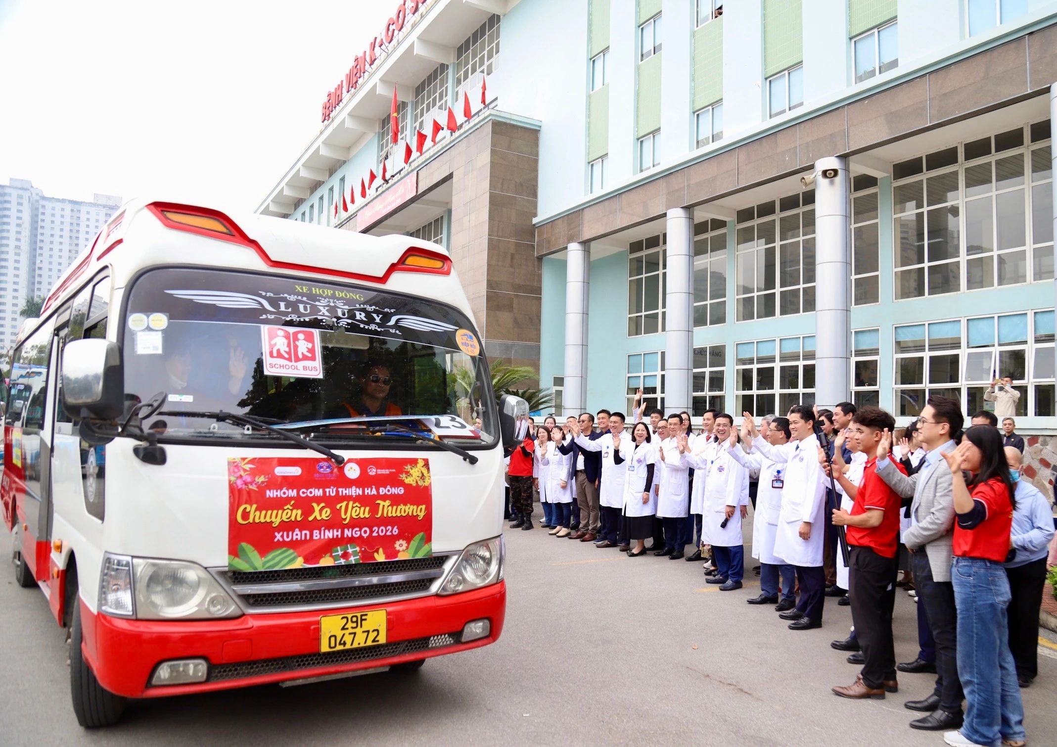 30 Chuyến Xe Yêu Thương Miễn Phí Đưa Bệnh Nhân Ung Thư Về Quê Đón Tết