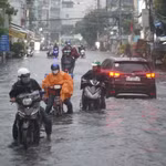Người dân chật vật dắt xe sau trận mưa lớn ở Thành phố Hồ Chí Minh