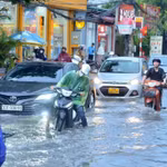 Hà Nội xuất hiện nhiều điểm ngập khi mưa lớn kéo dài từ sáng 