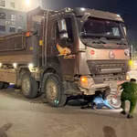 Xe máy giao hàng bị cuốn vào gầm ô tô tải khiến 1 nam shipper không qua khỏi 