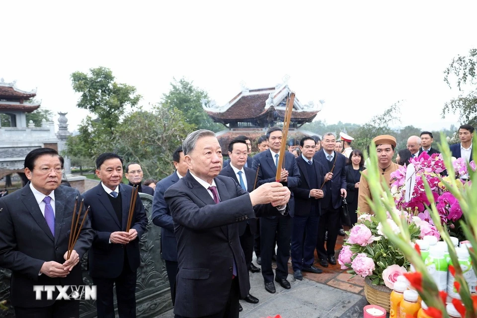 Tổng Bí thư Tô Lâm và đoàn công tác dâng hoa, dâng hương tại Đền Chung Sơn - Đền thờ gia tiên Bác Hồ. (Ảnh: Thống Nhất/TTXVN)