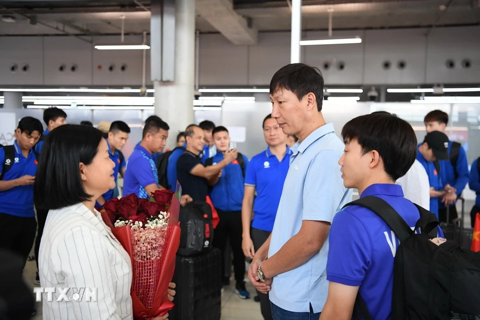 Tham tán Công sứ Đại sứ quán Việt Nam tại Thái Lan Bùi Thị Huệ (trái) chúc mừng chiến thắng của thầy trò HLV Kim Sang Sik trong trận chung kết lượt đi. (Ảnh: Huy Tiến/TTXVN)