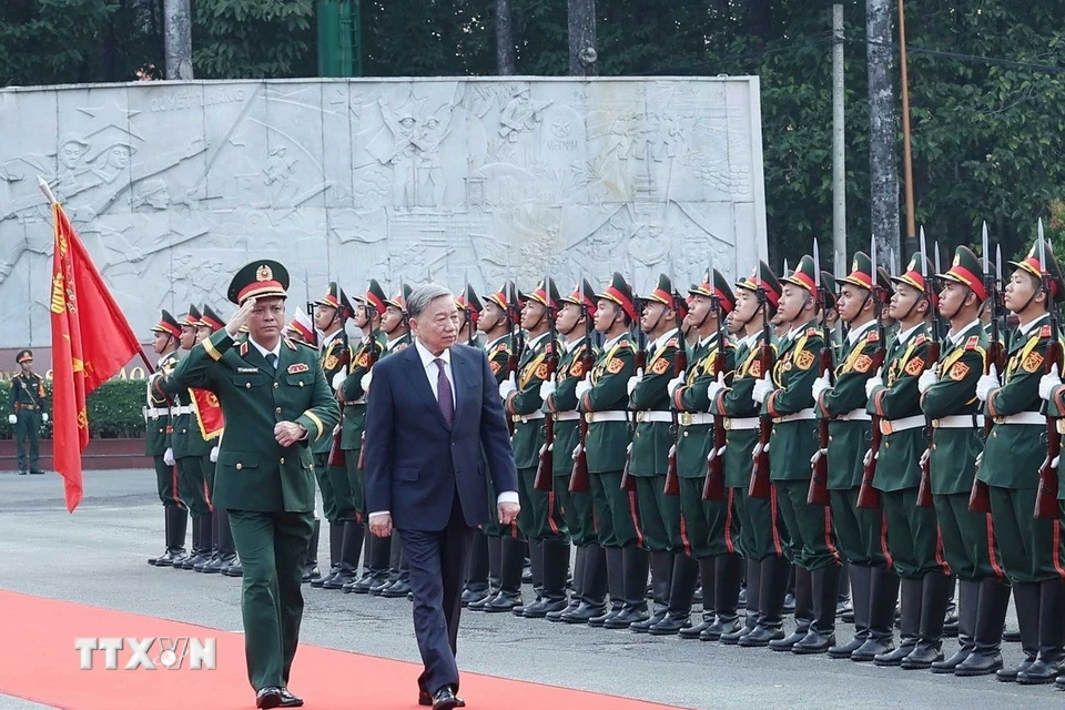 Tổng Bí thư Tô Lâm, Bí thư Quân ủy Trung ương, thăm và làm việc tại Quân khu 7. (Ảnh: Thống Nhất/TTXVN)