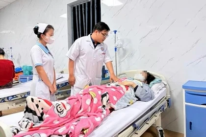 Ăn bánh mì Hồng Vân, hơn 100 người ở Quảng Ngãi nhập viện với triệu chứng sốt cao