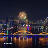 Toàn cảnh ven sông Hàn, thành phố Đà Nẵng khu vực trung tâm cầu Rồng. (Ảnh: Thanh Phong/Vietnam+)