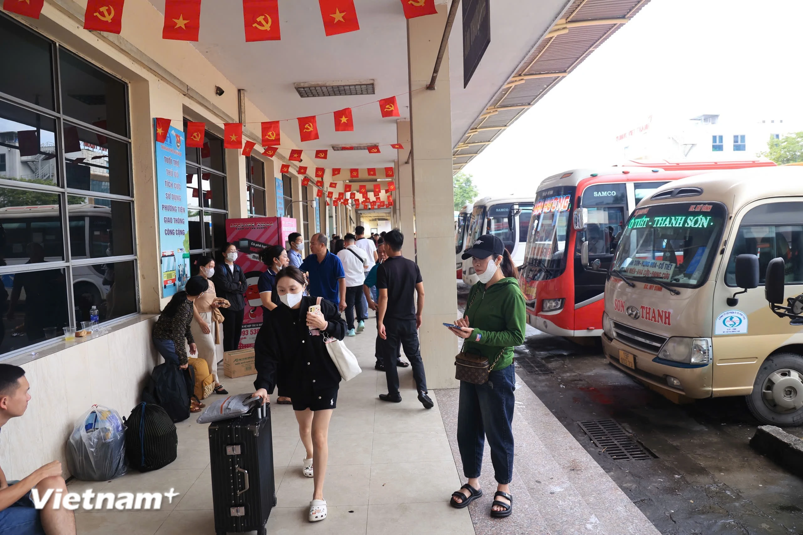 Giá xăng dầu tăng cao, hàng loạt đơn vị vận tải điều chỉnh nâng giá vé
