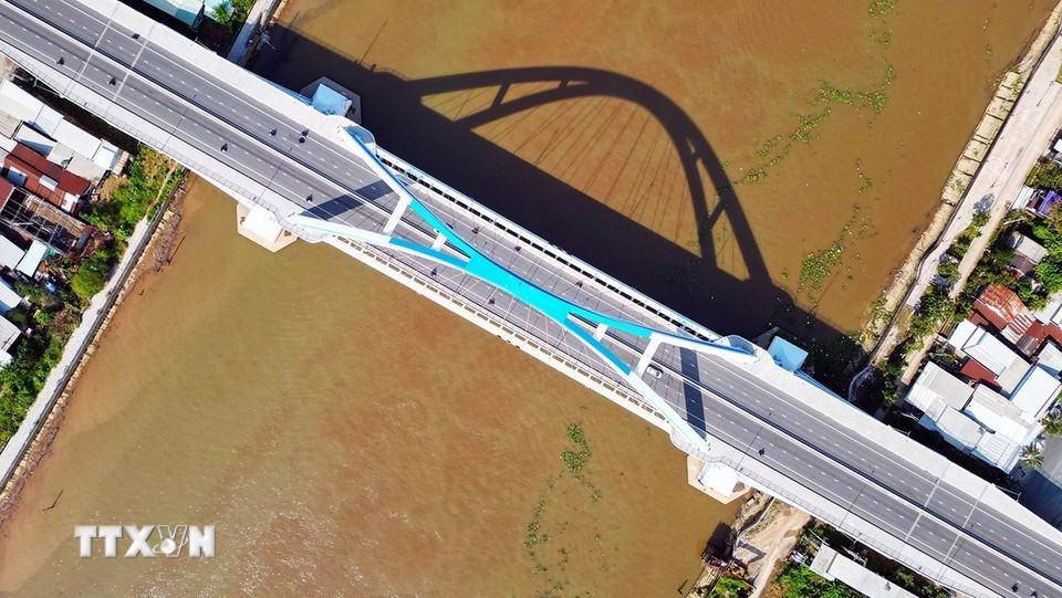 Cầu Trần Hoàng Na là mạch nối, đòn bẩy thúc đẩy phát triển kinh tế, thu hút nhà đầu tư đến với thành phố Cần Thơ và các tỉnh phía Nam sông Hậu. (Ảnh: Tuấn Anh/TTXVN)