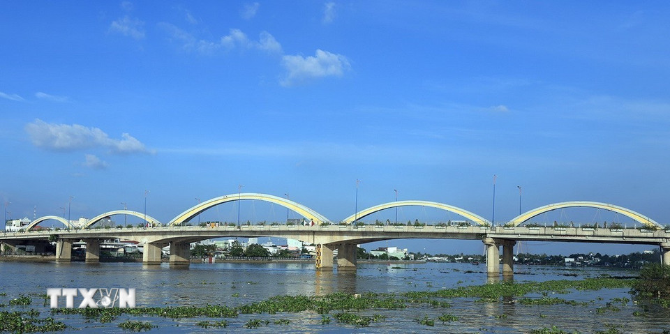 Cầu Quang Trung tại cửa ngõ phía Nam thành phố đã thông xe cuối năm 2020, đóng vai trò là đòn bẩy thúc đẩy phát triển kinh tế và thu hút đầu tư các dự án vào thành phố. (Ảnh: Tuấn Anh/TTXVN)