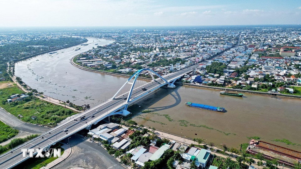 Việc đầu tư xây dựng nhiều cây cầu tạo ra sự kết nối, liên thông giữa khu vực hai bên sông, góp phần tạo điều kiện thuận lợi cho việc người dân di chuyển, lưu thông hàng hóa. (Ảnh: Tuấn Anh/TTXVN)