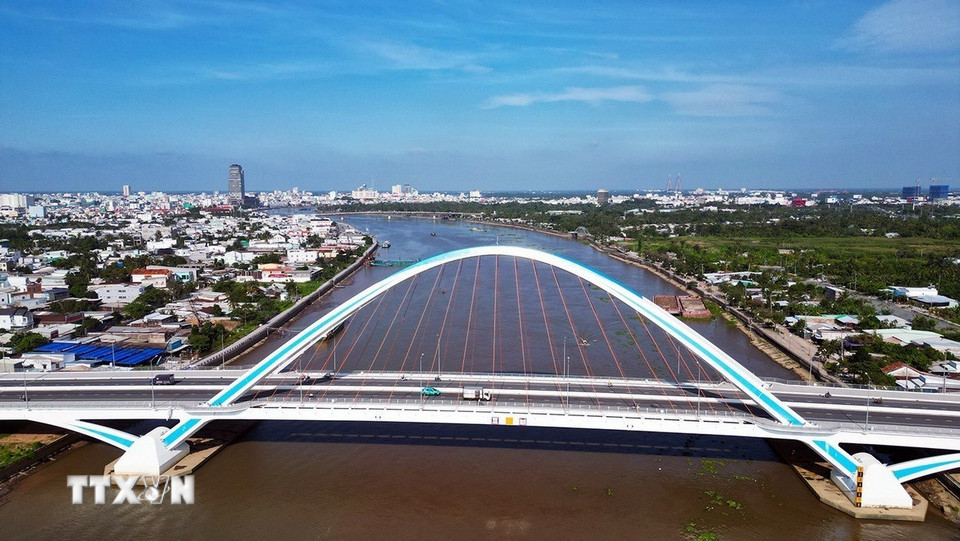 Cầu Trần Hoàng Na được thiết kế vòm thép, kết nối giao thông đô thị giữa Quốc lộ 1A với các đường trung tâm, giảm tải lưu lượng xe và ùn tắc giao thông cho các tuyến đường chính của thành phố. (Ảnh: Tuấn Anh/TTXVN)