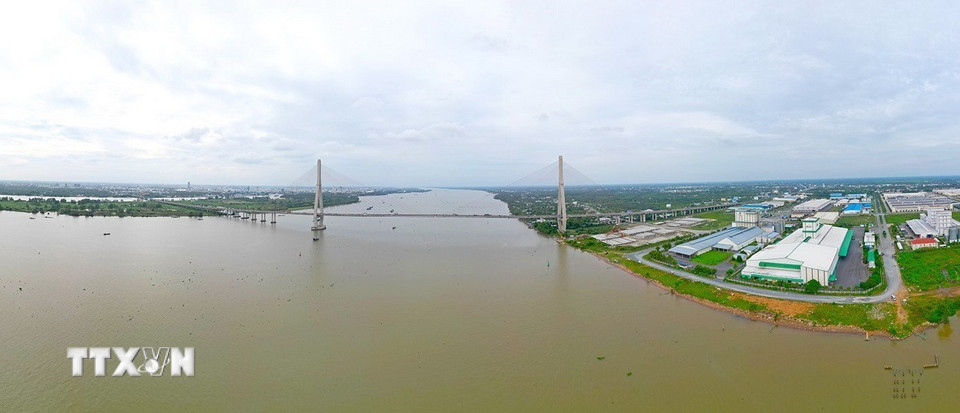Những năm qua, thành phố Cần Thơ đã tập trung huy động các nguồn lực đầu tư cơ sở hạ tầng giao thông để phục vụ phát triển kinh tế-xã hội vùng. (Ảnh: Tuấn Anh/TTXVN)
