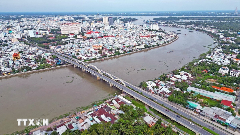 Cầu Quang Trung tại cửa ngõ phía Nam thành phố đóng vai trò là đòn bẩy thúc đẩy phát triển kinh tế và thu hút đầu tư. (Ảnh: Tuấn Anh/TTXVN)