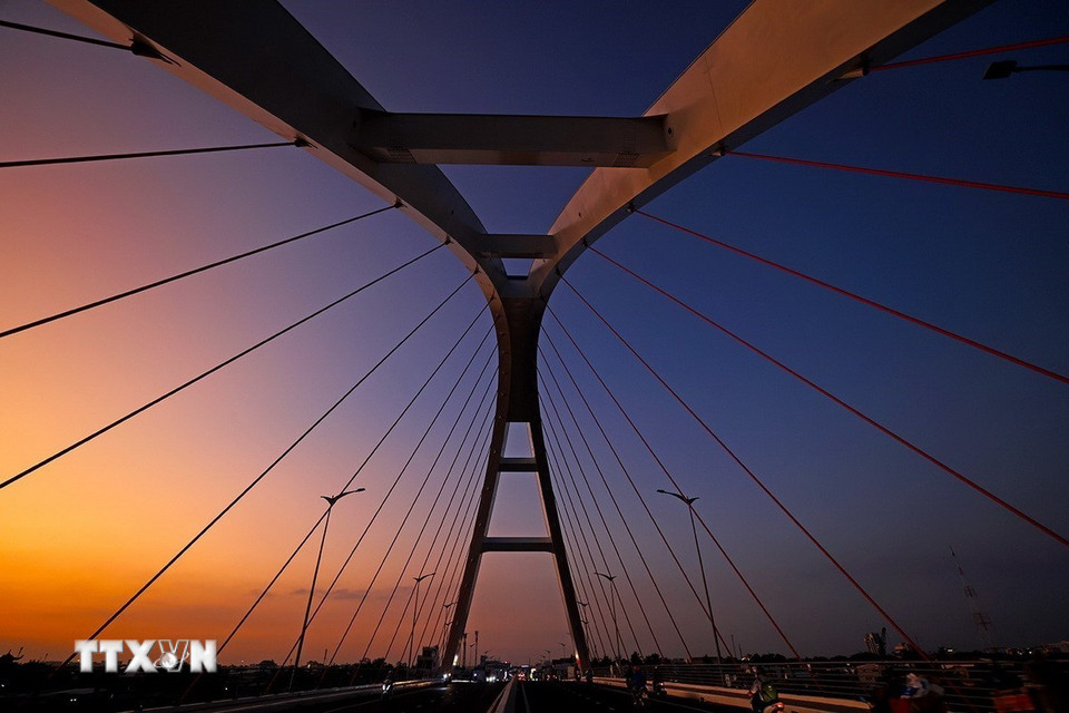 Cầu Trần Hoàng Na bắc qua sông Cần Thơ, kết nối giao thông đô thị giữa Quốc lộ 1A với các đường trung tâm, giảm tải lưu lượng xe và ùn tắc giao thông cho các tuyến đường chính của thành phố. (Ảnh: Tuấn Anh/TTXVN)