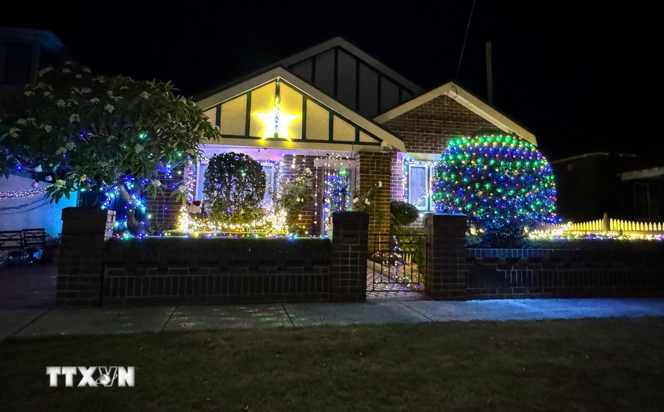 Một trong nhiều căn nhà ở Australia trang hoàng nhà cửa với nhiều đèn và các hình trang trí nhiều màu sắc. (Ảnh: Lê Đạt/TTXVN)