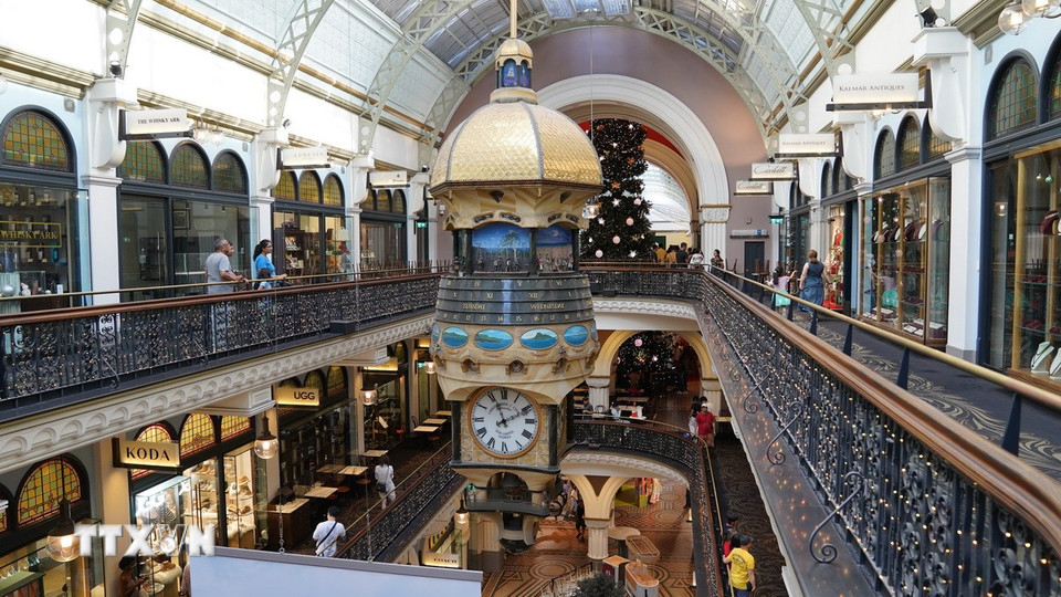 Trung tâm mua sắm QVB chiều Giáng sinh 2024. (Ảnh: Lê Đạt/TTXVN)