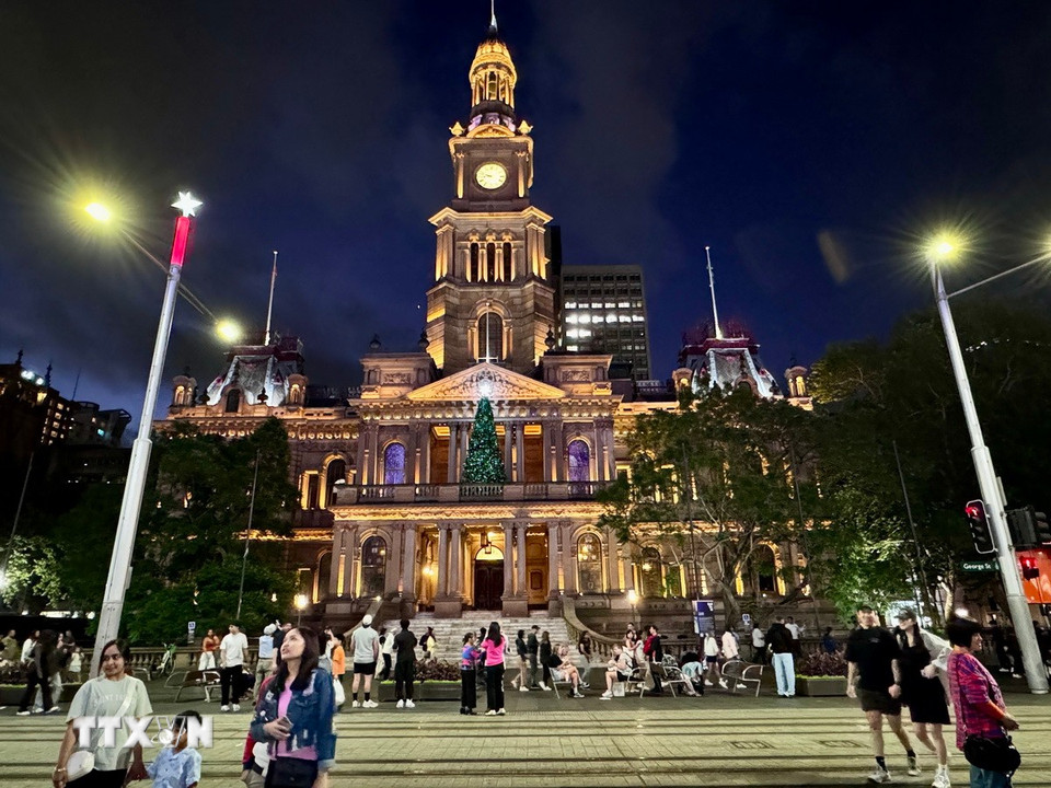 Sydney Town Hall (Tòa thị chính Sydney) trong không khí Giáng sinh 2024. (Ảnh: Lê Đạt/TTXVN)