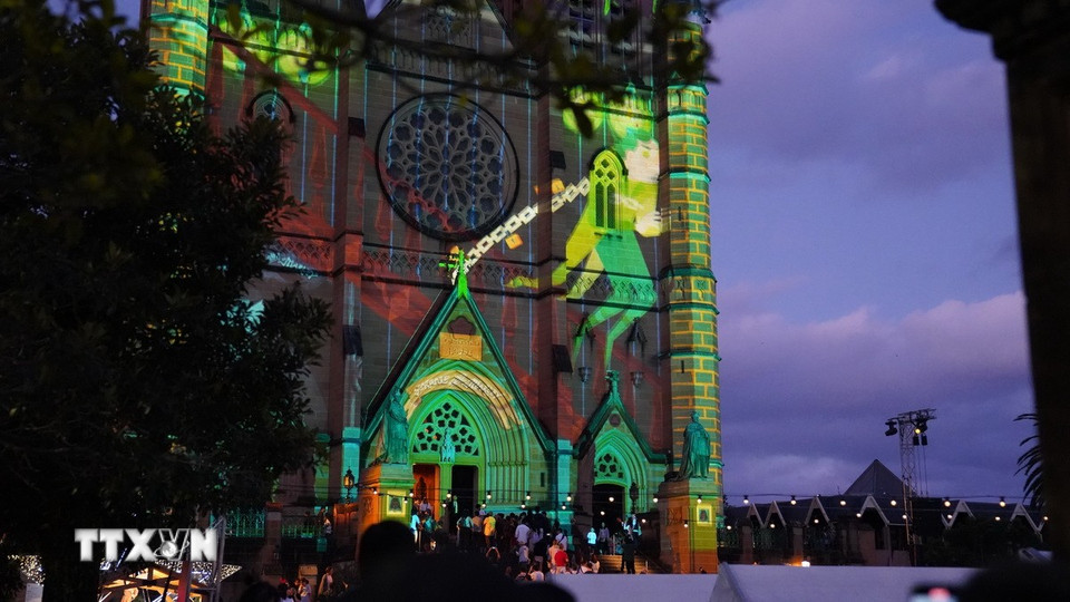 Hàng nghìn người tập trung tại Nhà thờ St. Mary tận hưởng không khí lễ hội Giáng sinh với các tiết mục ánh sáng và những câu chuyện cổ tích. (Ảnh: Lê Đạt/TTXVN)