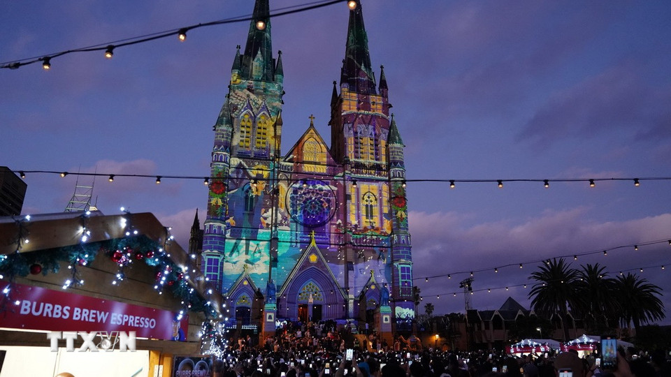 Hàng nghìn người tập trung tại Nhà thờ St. Mary tận hưởng không khí lễ hội Giáng sinh với các tiết mục ánh sáng và những câu chuyện cổ tích. (Ảnh: Lê Đạt/TTXVN)