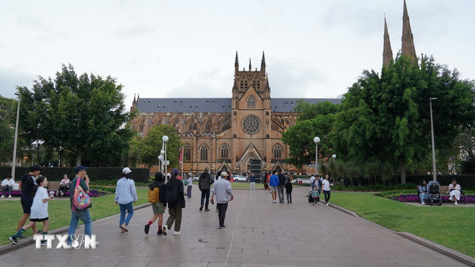 Chiều 24/12, người dân bắt đầu đổ về Nhà thờ St. Mary để tận hưởng không khí đón Giáng sinh 2024. (Ảnh: Lê Đạt/TTXVN)