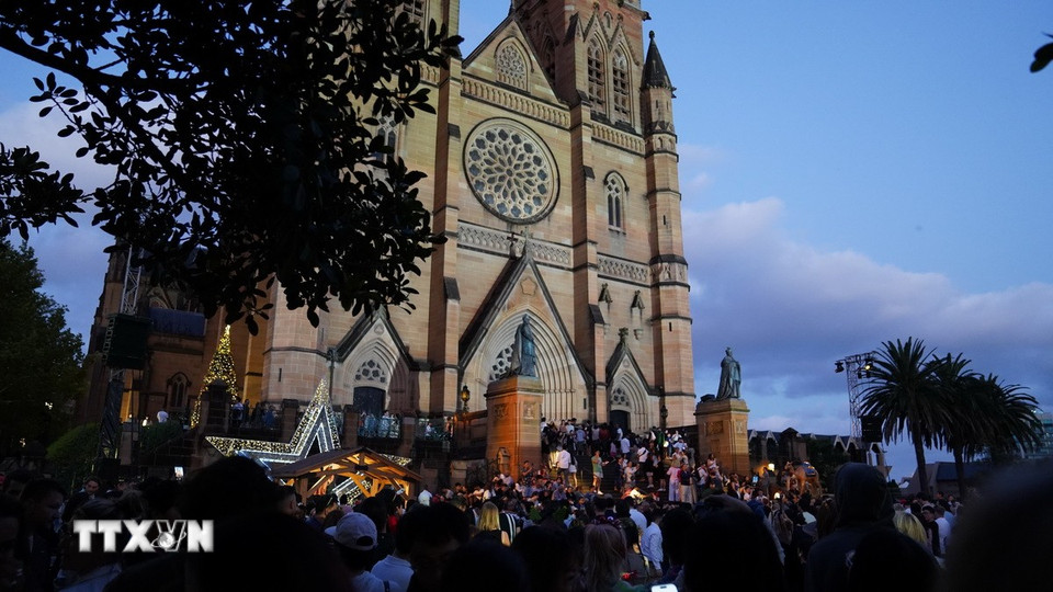 Nhà thờ St. Mary, địa điểm tập trung đông du khách và người dân Australia nhất trong dịp Giáng sinh 2024. (Ảnh: Lê Đạt/TTXVN)