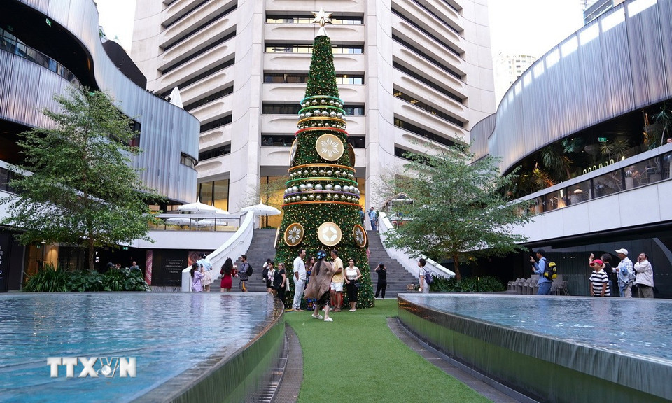 Người dân có thể dễ dàng tìm được những địa điểm trong thành phố để check-in dịp Giáng sinh. (Ảnh: Lê Đạt/TTXVN)