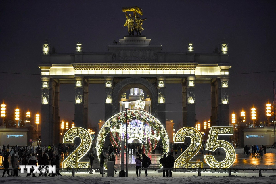 Đường phố được trang hoàng đón Năm mới 2025 tại Moskva, Nga. (Ảnh: THX/TTXVN)