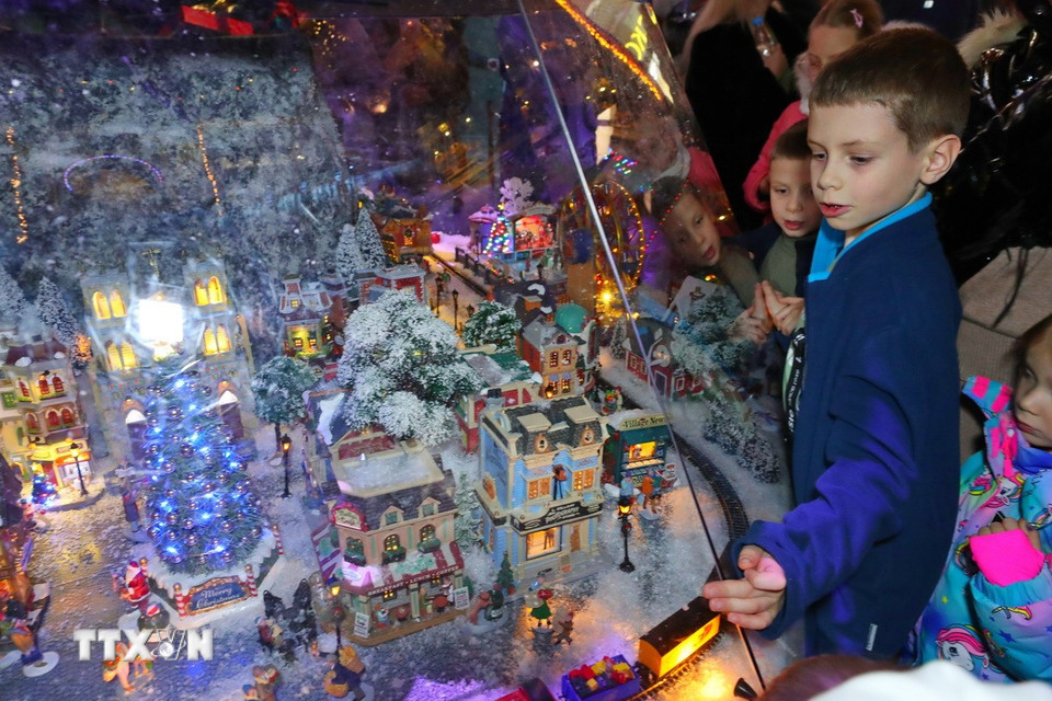 Các em nhỏ chọn mua quà tặng Năm mới tại Minsk, Belarus. (Ảnh: THX/TTXVN)