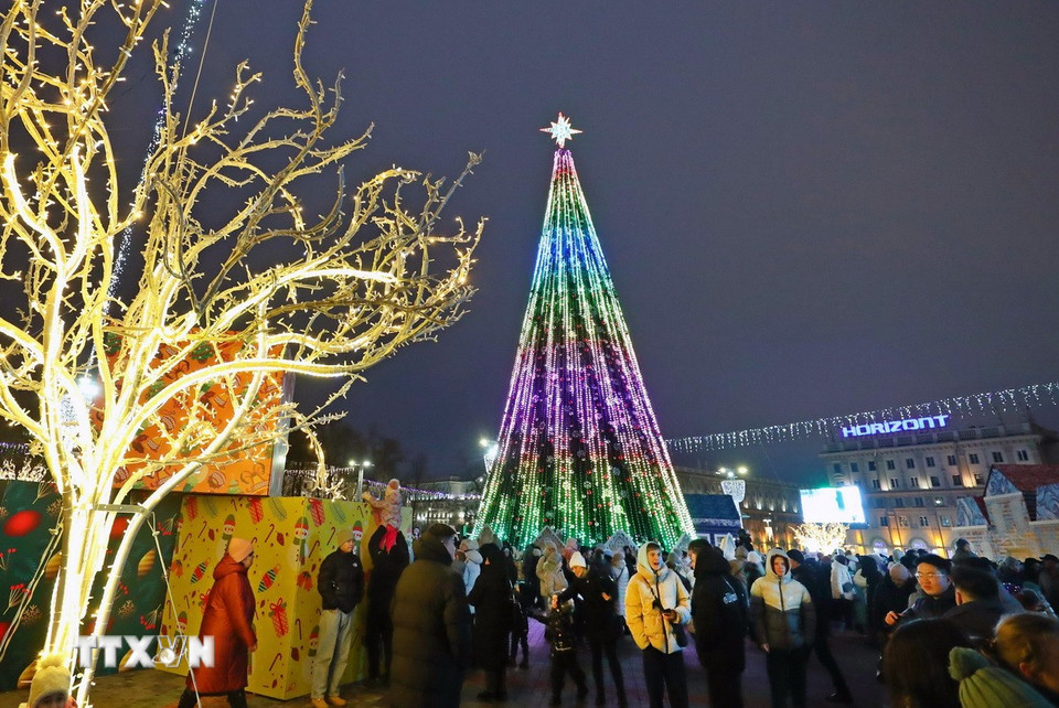 Người dân tham gia sự kiện thắp sáng cây Năm mới tại Minsk, Belarus. (Ảnh: THX/TTXVN)