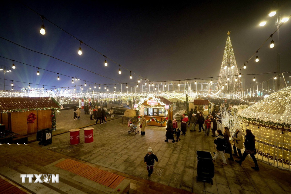 Người dân thăm chợ Năm mới tại Bishkek, Kyrgyzstan. (Ảnh: THX/TTXVN)
