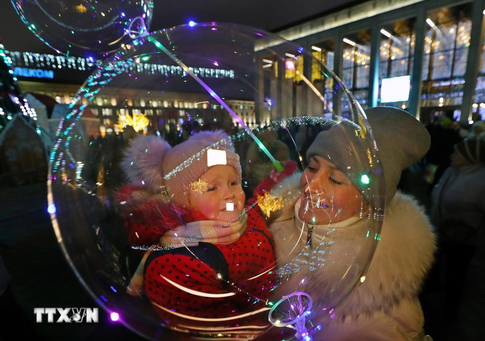 Người dân tham gia sự kiện thắp sáng cây Năm mới tại Minsk, Belarus. (Ảnh: THX/TTXVN)