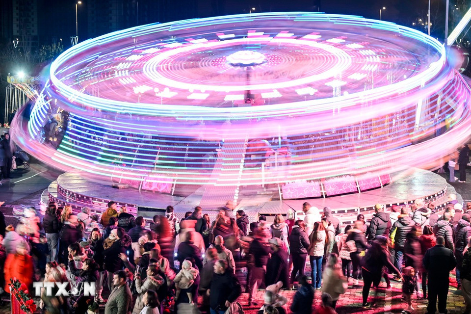 Người dân tham gia sự kiện đón Năm mới tại Skopje, Bắc Macedonia. (Ảnh: THX/TTXVN)