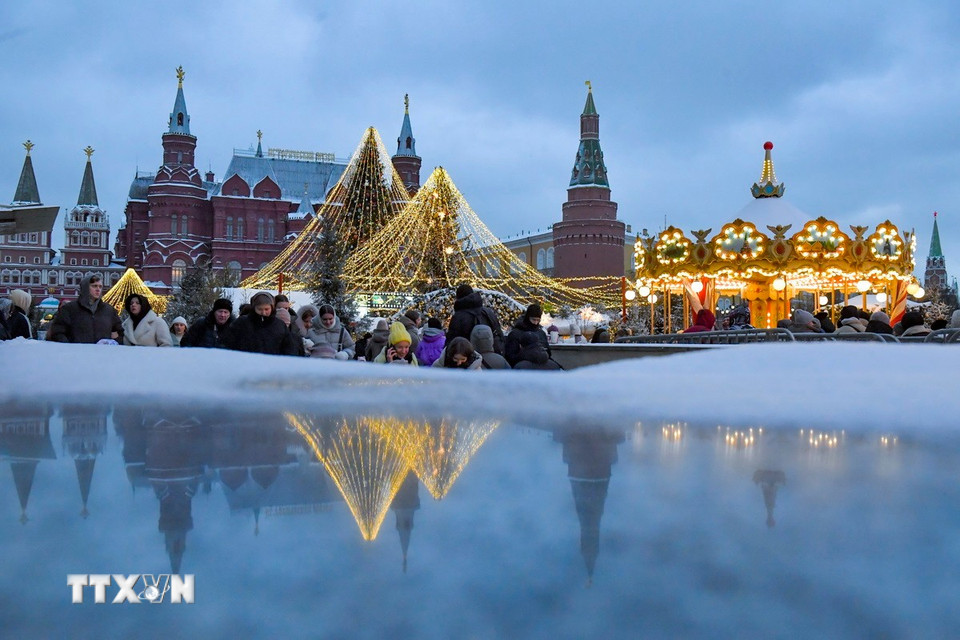Đường phố được trang hoàng đón Năm mới 2025 tại Moskva, Nga. (Ảnh: THX/TTXVN)