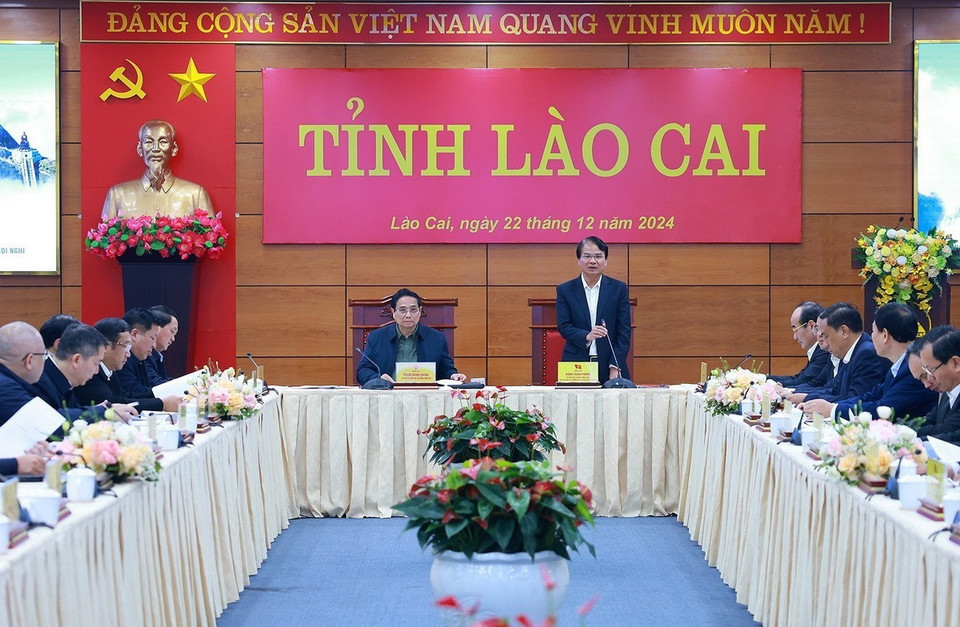 Bí thư Tỉnh ủy Lào Cai Đặng Xuân Phong báo báo tình hình kinh tế-xã hội của Lào Cai. (Ảnh: Dương Giang/TTXVN)