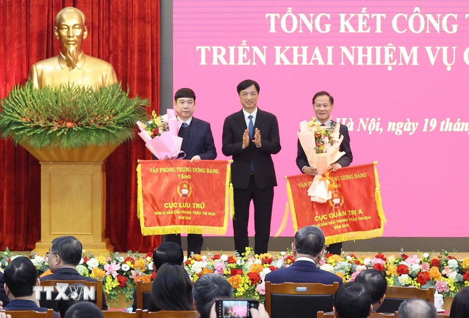 Ông Nguyễn Duy Ngọc, Bí thư Trung ương Đảng, Chánh Văn phòng Trung ương trao tặng Cờ thi đua của Văn phòng Trung ương Đảng cho các tập thể. (Ảnh: Thống Nhất/TTXVN)