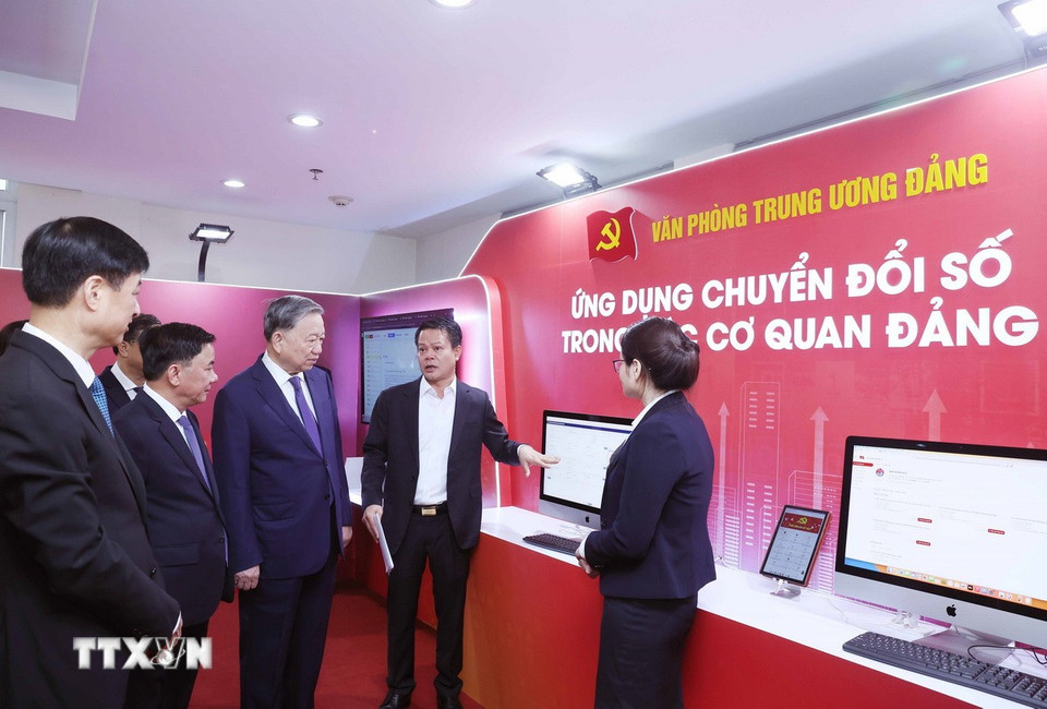 Tổng Bí thư Tô Lâm xem giới thiệu các ứng dụng chuyển đổi số trong các cơ quan Đảng. (Ảnh: Thống Nhất/TTXVN)